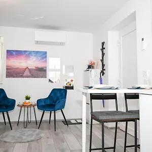  Apartment Blue With Free Parking